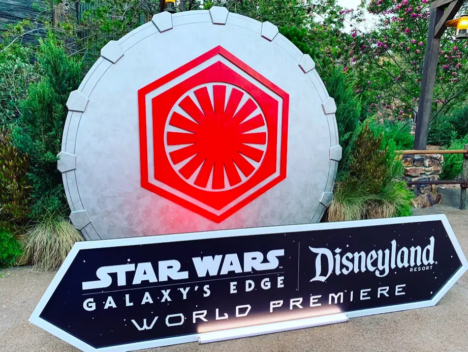 Star Wars Galaxy's Edge welcome sign