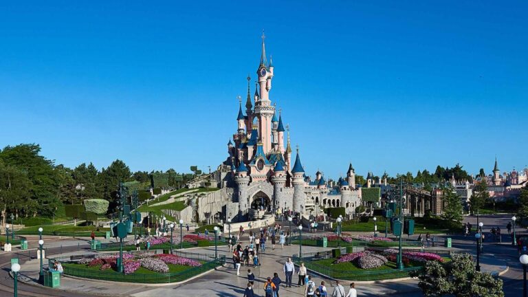n026965 2023jul07 world sleeping beauty castle and main street usa panoramic view 16 9 tcm795 195076w 1280p 1