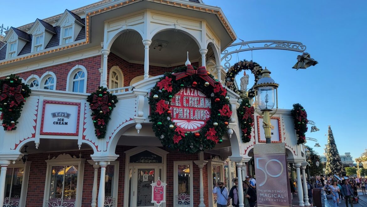 When Do They Pull Down The Christmas Decorations At Walt Disney World?