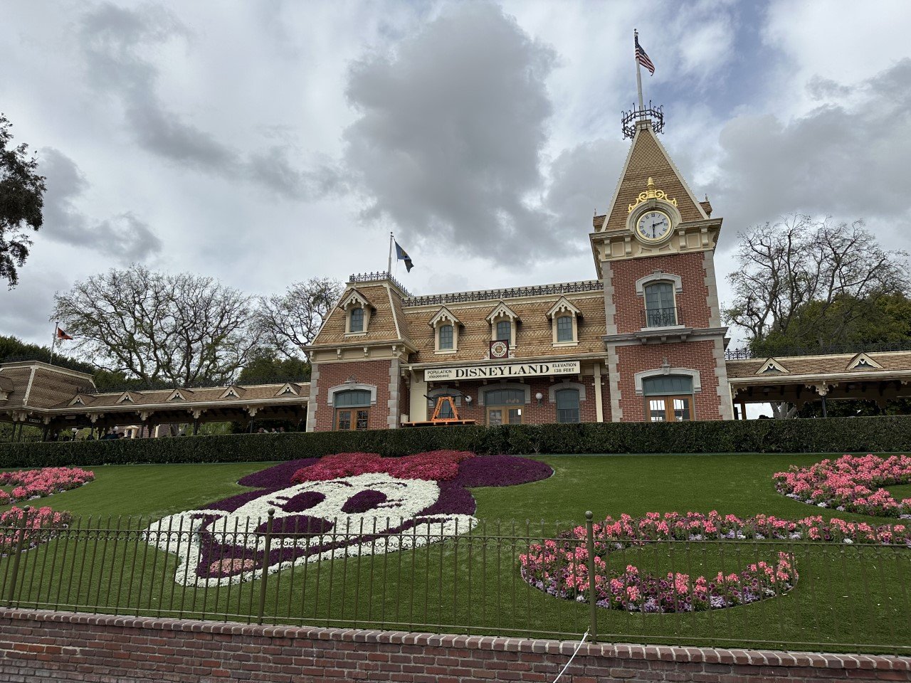 Book Your Magical 2024 Disneyland Vacation Today   Disneyland Railroad 