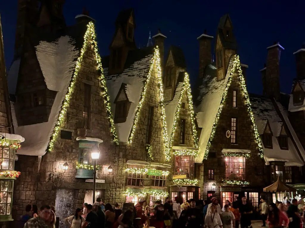 universal holiday decorations hogsmeade 1 wizarding world of harry potter