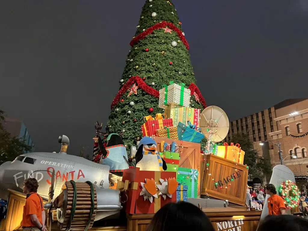 Holiday Celebrations Return to Universal Orlando Resort macy parade